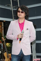 组图：阿沁升格当作家 F.I.R年底出新专辑