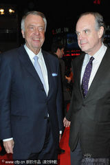 幻灯：《一个好人》首映人多势众 男女星热吻抢镜