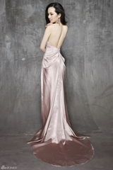 组图：性感女星孟茜裸背出镜 牵手国际服装品牌 