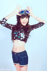 组图：《烽火佳人》郭露文拍摄性感写真