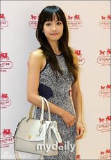 组图：f(x)宋茜出席品牌活动 网纹露背裙性感