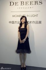 组图：张静初黑色修身小礼服受邀活动典雅