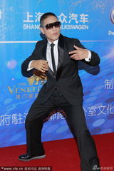 组图：华鼎奖红毯巨星闪耀 妮可刘晓庆斗艳