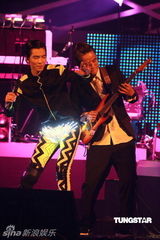 组图：萧敬腾唱《black or white》 向杰克逊致敬