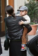 组图：超模米兰达-可儿外出 儿子弗林酷萌抢镜