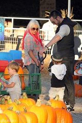 组图：阿奎莱拉携子玩耍 男友全程甜蜜陪伴