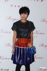 组图：钟楚红低胸马甲亮相劝后辈交友慎重