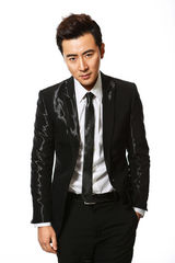 组图：高梓淇型男写真 黑西装化身职场绅士