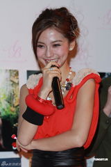 组图：Angelababy靓丽现身生日会 避谈黄晓明