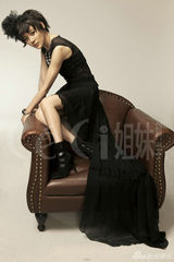 组图：袁姗姗写真黑白羽翼显魅惑