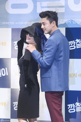 独家高清：刘亚仁牵手金海淑宣传新片《强哲》