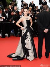 组图：章子怡灰墨裹胸裙走红毯妆容精致
