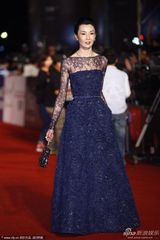 组图：张曼玉姹紫长裙气场足 红唇皓齿心情靓