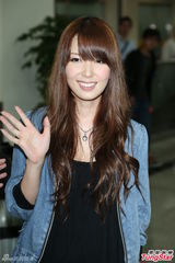 组图：波多野结衣清新打扮赴台展亲切笑容