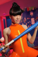 吴莫愁MV色彩大片 百变造型变麻辣教官