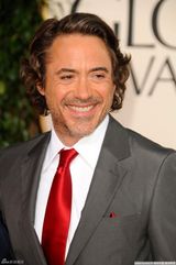 高清图：小罗伯特-唐尼携爱妻亮相 身姿威武挺拔