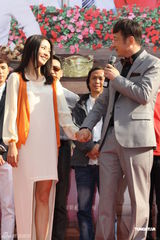 组图：陈键锋穆婷婷《女人泪》发布会默契十足