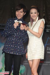 组图：蔡依林未攻蛋先受惊 舞台垮塌当众尖叫