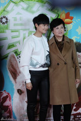 组图：李宇春带妈妈走红毯 母女惊人相似均长腿