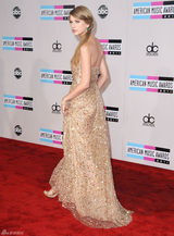 高清组图：泰勒-斯威夫特性感抹胸亮片礼服亮相