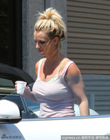 组图：布兰妮吊带T恤亮相 素颜出街步履匆匆