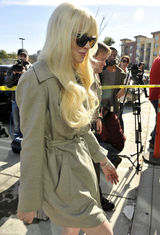 高清组图：林赛-罗韩出席缓刑听证会身形发胖