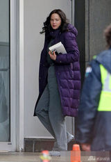 组图：劳伦斯披紫袄现身片场 素颜显知性气质