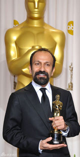 高清组图：奥斯卡后台获奖众星举金人光彩照人