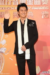 组图：福山雅治黑西服亮相 挥手致意显气质