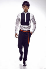 组图：许诺硬汉宣传照 突破乖乖形象展男人魅力