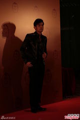 组图：周杰伦现身祝寿曾志伟 全黑套装帅气