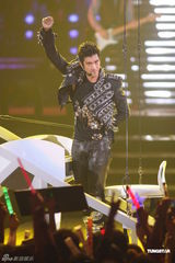 组图：王力宏小巨蛋开唱 “火力全开”大展才艺