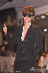 组图：45届金钟奖红毯 罗志祥黑衣墨镜劲帅登场