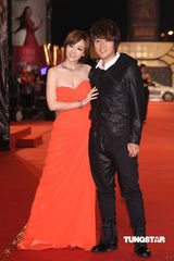 组图：金钟奖红毯季芹橘色长裙亮相 与老公秀恩爱