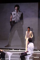 高清组图：车胜元台北会粉丝 展示熟男魅力