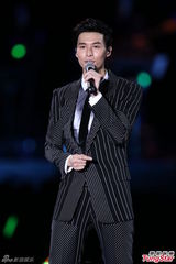 组图：严爵个唱秀舞技 打死不肯脱衣露腹肌