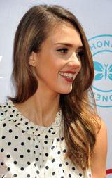 组图：杰西卡-阿尔芭波点裙甜美亮相