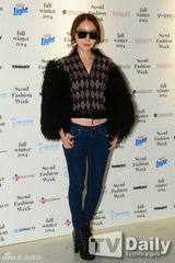 组图：T-ara孝敏等众星看秀 超短裙秀长腿