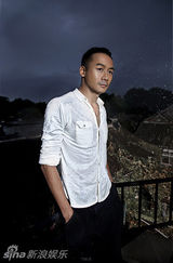 组图：高虎雨中扮硬汉 文艺与嬉皮融合