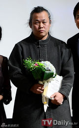 组图：韩星金高恩出席颁奖礼 前辈面前撒娇卖萌