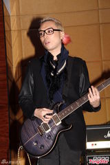 组图：Mr.组合代言吸金 演绎金曲助兴