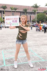 组图：马友蓉广场露乳撑同志 否认结婚传闻