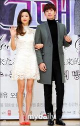 组图：全智贤首演电视剧 白蕾丝镂空裙高挑清瘦