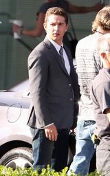 幻灯图集：《变形金刚3》新女星片场休闲不雅姿势