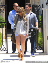 组图：希拉里-达芙亮相街头衣着随性笑容十足