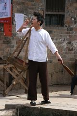 组图：张翰魏晨朱梓骁农夫装扮录制《给力星期天》