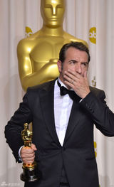 高清组图：奥斯卡后台获奖众星举金人光彩照人