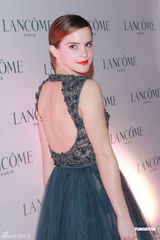 组图：艾玛-沃特森性感现身香港