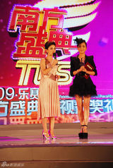 组图：马苏玩转羽毛 嬉皮风宛若希腊女神