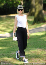 组图：史蒂芬妮携两潮仔游园 祖玛化身贪吃蜘蛛侠